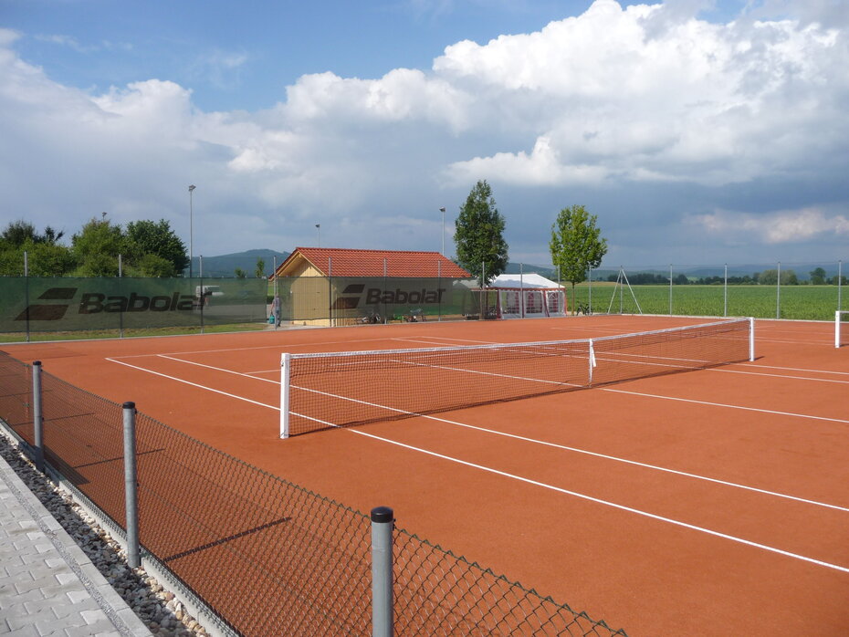 Die neuen fertigen Tennisplätze