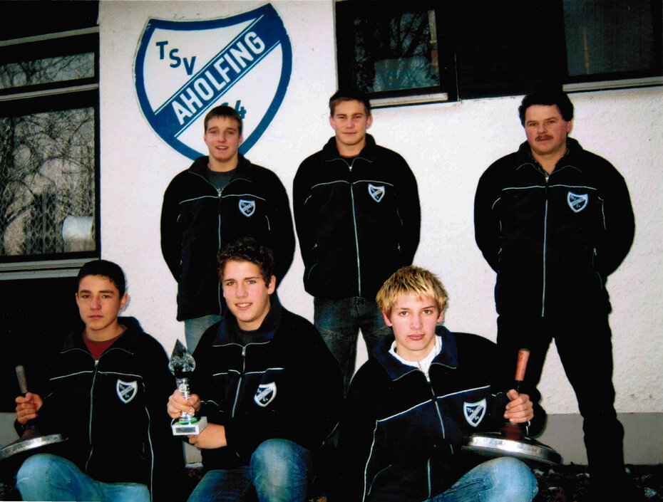 Jugendmannschaft 2005 (teilnahme Bayerische Meisterschaft) Stehend v. l.: Wagner Marco, Lermer Thomas, Trainer Riedl Günther Knieend v. l.: Sötz Simon, Brunner Markus, Riedl Stefan