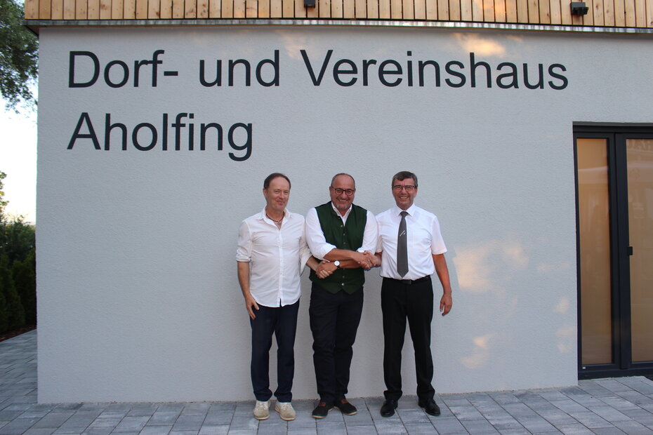 Bürgermeister Johann Busl, Architekt Thomas Artinger und Vorsitzender Rudi Lermer beglückwünschen sich zum gelungenen Dorf- und Vereinshaus.